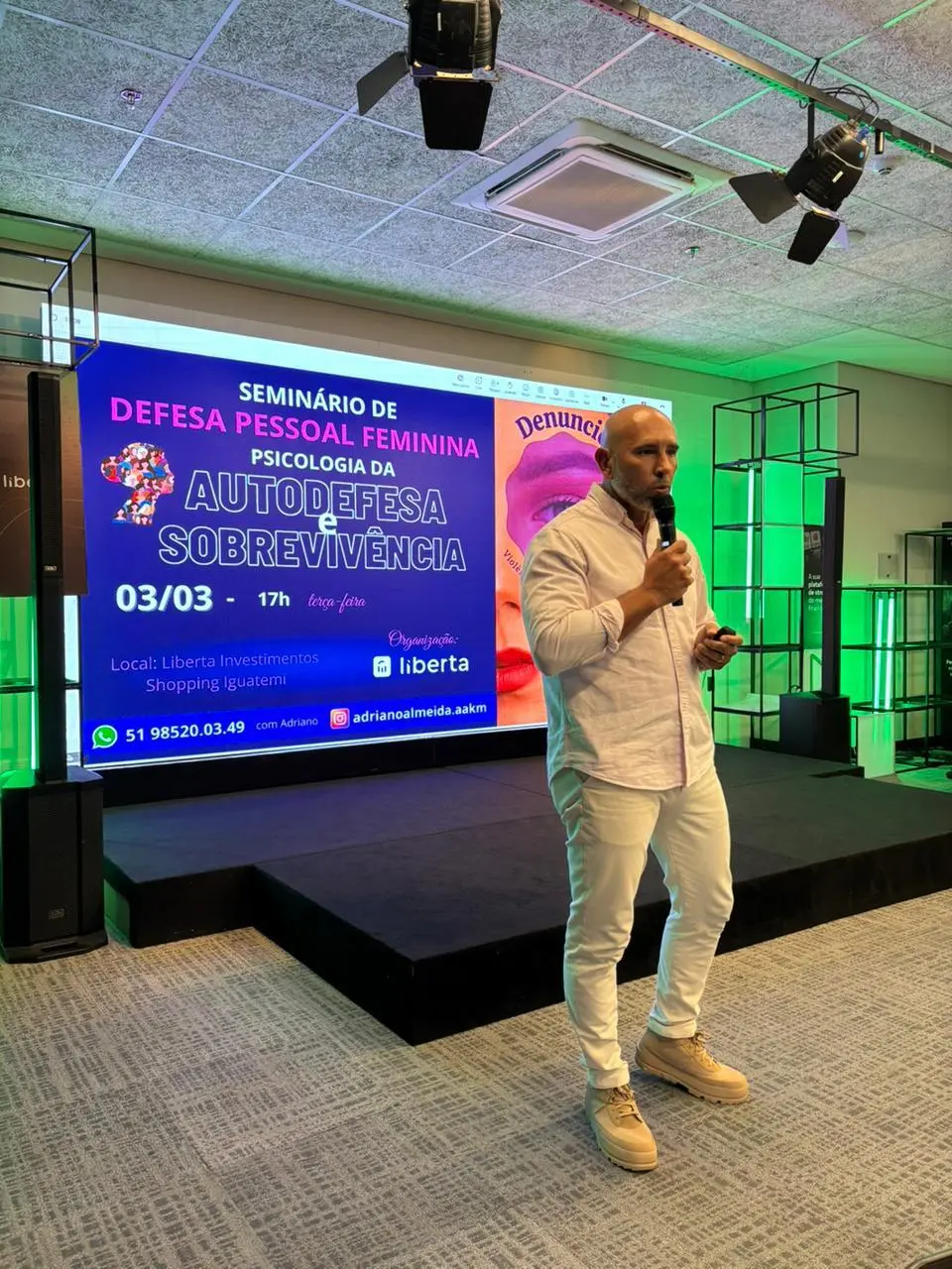 Palestra sobre Psicologia da Autodefesa e Defesa Pessoal Feminina ministrada pelo Mestre Adriano Almeida em evento corporativo no Rio Grande do Sul.