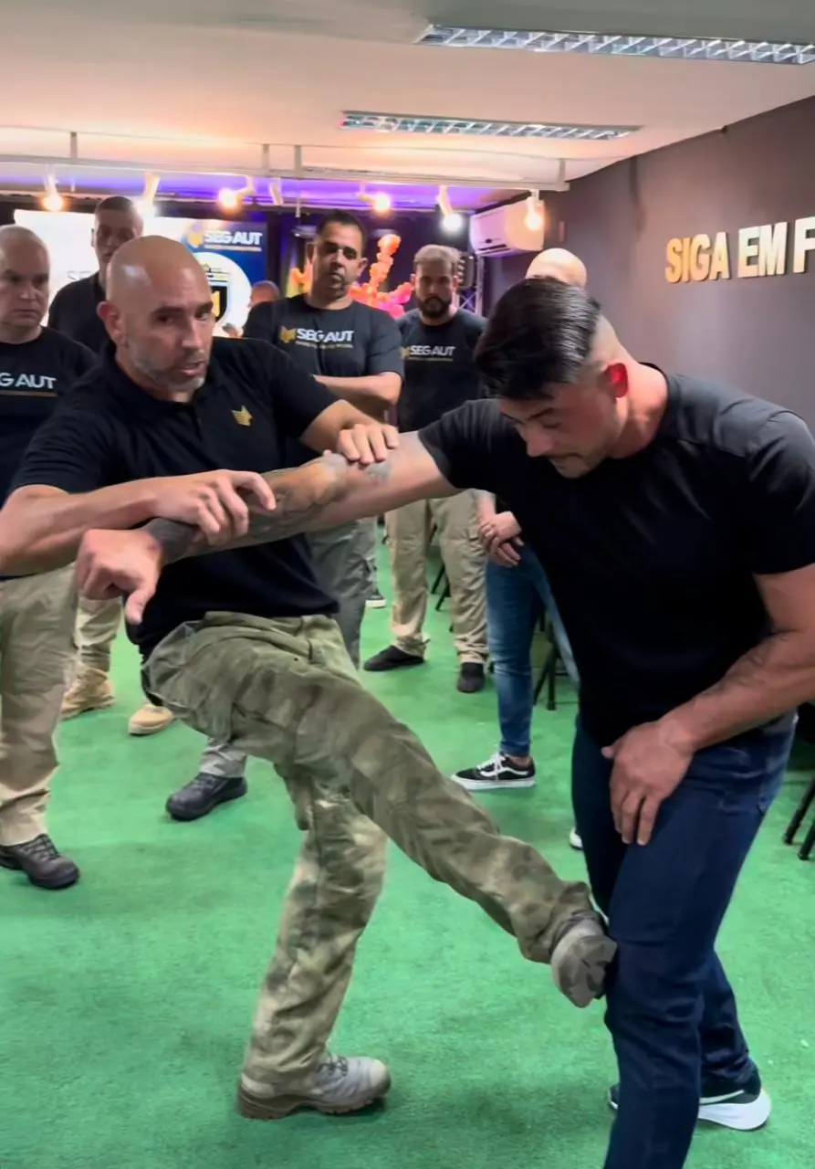 Demonstração prática de técnicas avançadas de Krav Maga e defesa pessoal contra agressões físicas no centro de treinamento em Porto Alegre.