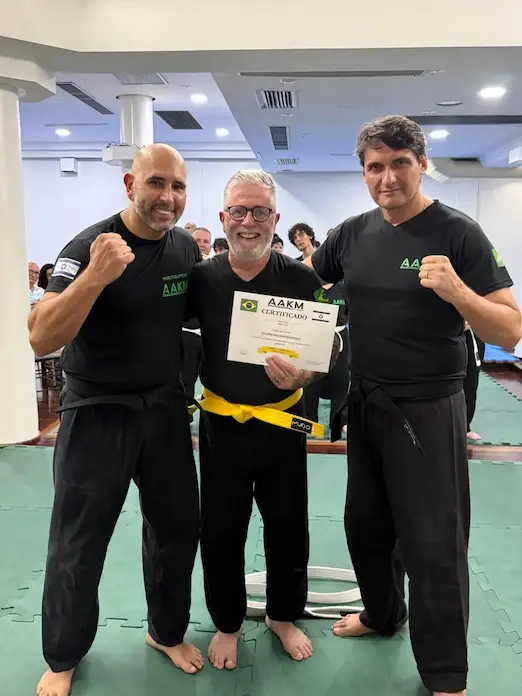 Mestre Adriano Almeida realizando a entrega da certificação oficial e graduação de Krav Maga para alunos dedicados na academia AAKM em Porto Alegre, RS.