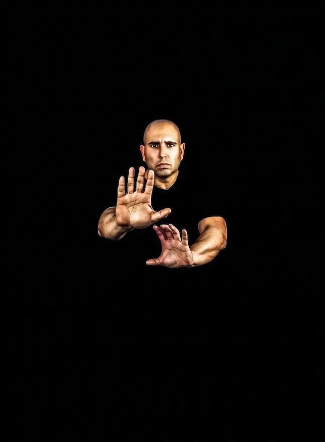 Instrutor de Krav Maga em posição de defesa